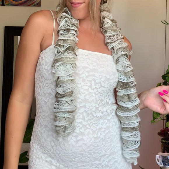 Knitted Ruffle white and grey Scarf - Picture 2 of 4